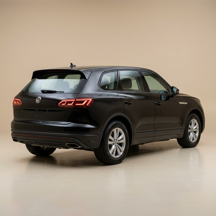 Volkswagen Touareg noir, vue arrière trois quarts