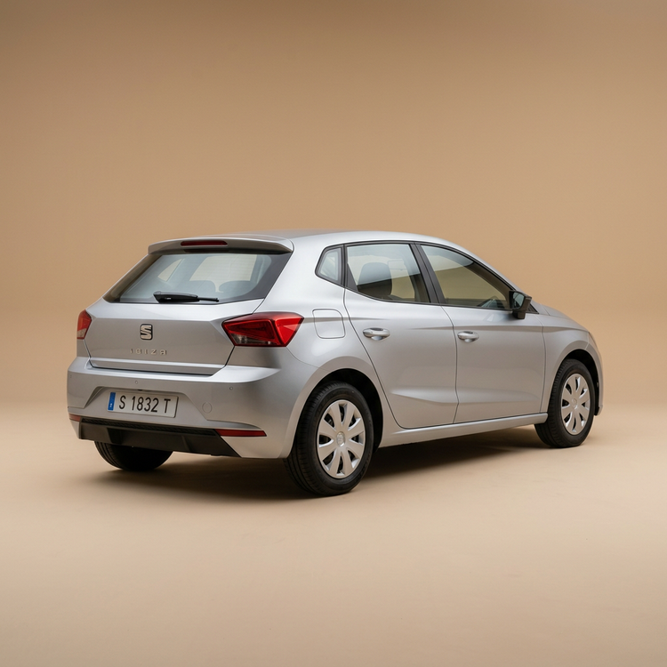 Seat Ibiza argentée, vue arrière trois quarts