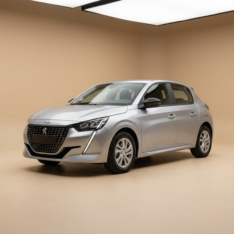Peugeot 208 argentée, vue avant trois quarts